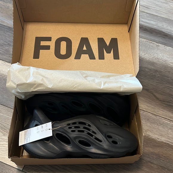YEEZY FOAM RUNNER - Picture 1 of 9